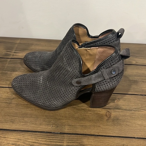Franco Sarto gray dale 3” heel bootie size 7.5” - Picture 2 of 7